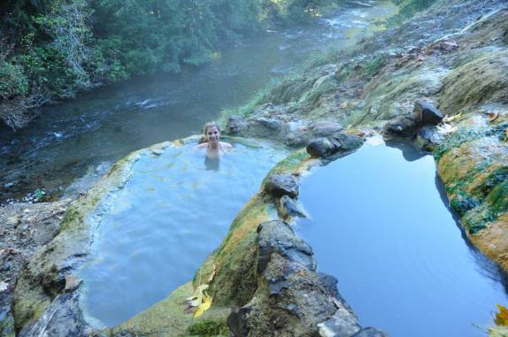 Banho em piscina natural de água quente em plena natureza da Umpqua National Forest, no sul do Oregon, estado da costa oeste dos Estados Unidos
